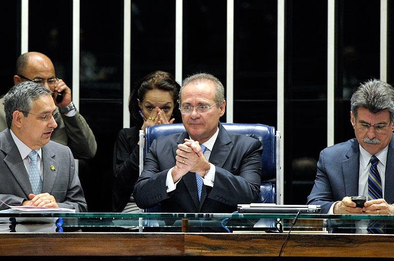 Renan Calheiros prop&otilde;e passe livre a estudantes 