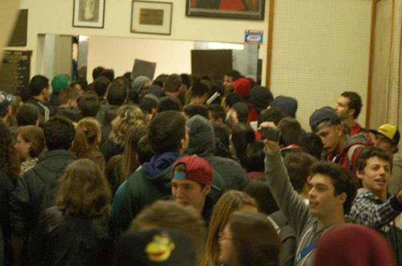 Grupo pede ren&uacute;ncia de vereadores da CPI da boate Kiss