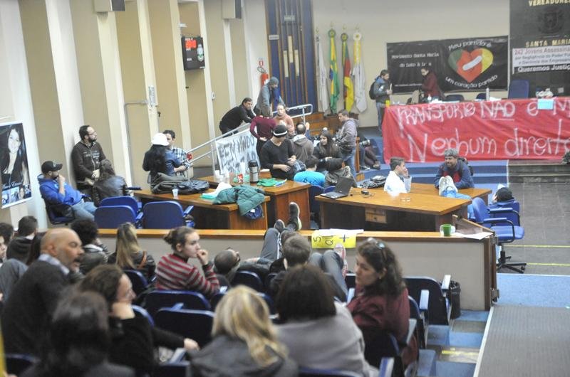 Faixas e cartazes foram espalhados nas paredes do local