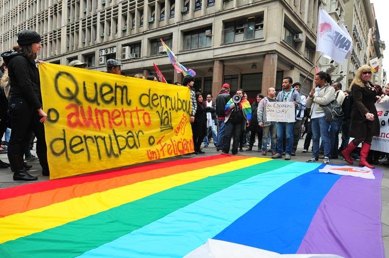 Manifestantes exibiram faixas e cartazes na Esquina Democr&aacute;tica