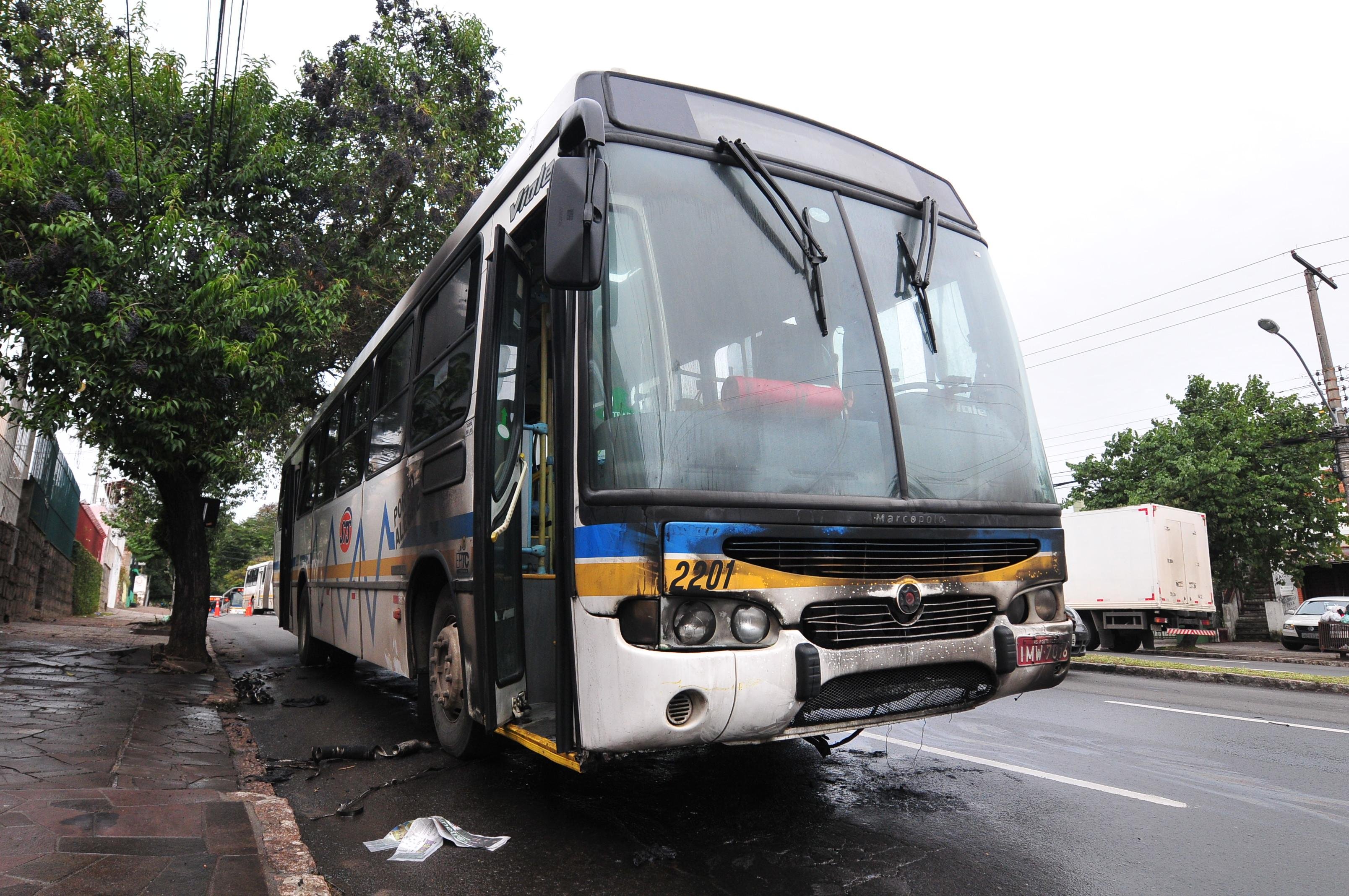 &Ocirc;nibus ficou parcialmente danificado no inc&ecirc;ndio