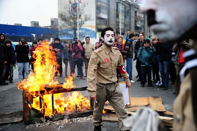 Pessoas encapuzadas e for&ccedil;as especiais da pol&iacute;cia entraram em confronto no Chile