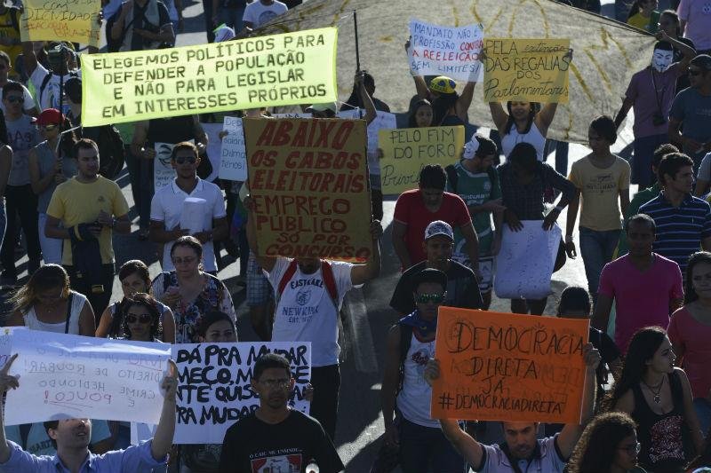 Movimentos fazem protesto em frente ao Congresso