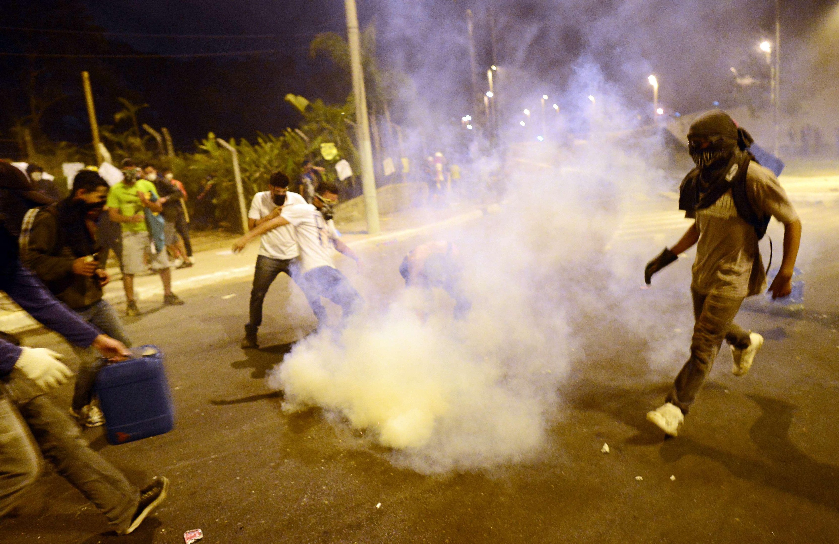 Manifestantes entram em confronto com a pol&iacute;cia pr&oacute;ximo ao Mineir&atilde;o