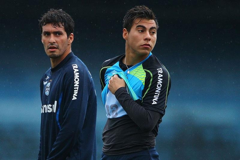 Riveros briga por vaga no meio-campo e Vargas deve permanecer no ataque