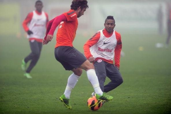 Jorge Henrique vira coringa em treino de ataque e defesa do Inter 