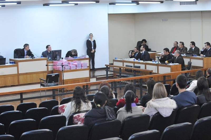 Justi&ccedil;a ouve sobreviventes do inc&ecirc;ndio da boate Kiss