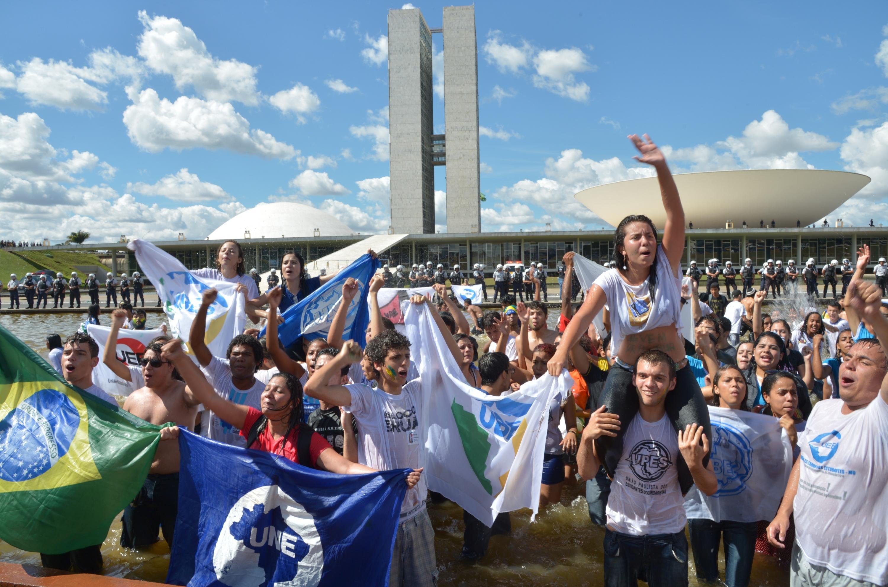 Passeata ocupa tr&ecirc;s das cinco faixas da pista que segue para a Pra&ccedil;a dos Tr&ecirc;s Poderes