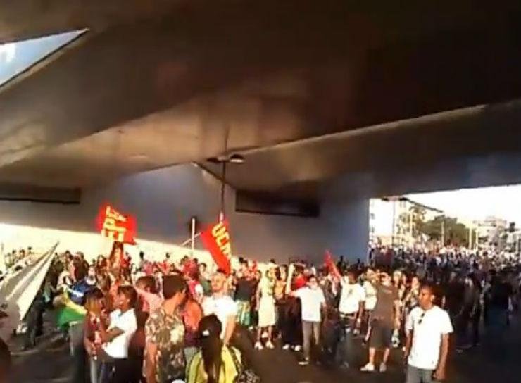 V&iacute;deo mostra protesto e momento em que jovem cai de viaduto em Belo Horizonte