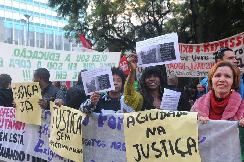 Refor&ccedil;o policial est&aacute; presente em frente &agrave;s sedes dos Tr&ecirc;s Poderes