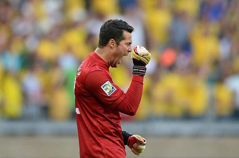 Julio Cesar revela conversa com Forl&aacute;n antes de pegar p&ecirc;nalti