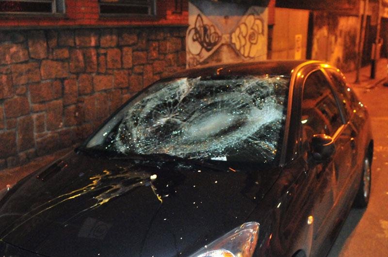 Passagem de v&acirc;ndalos causou preju&iacute;zos em carros