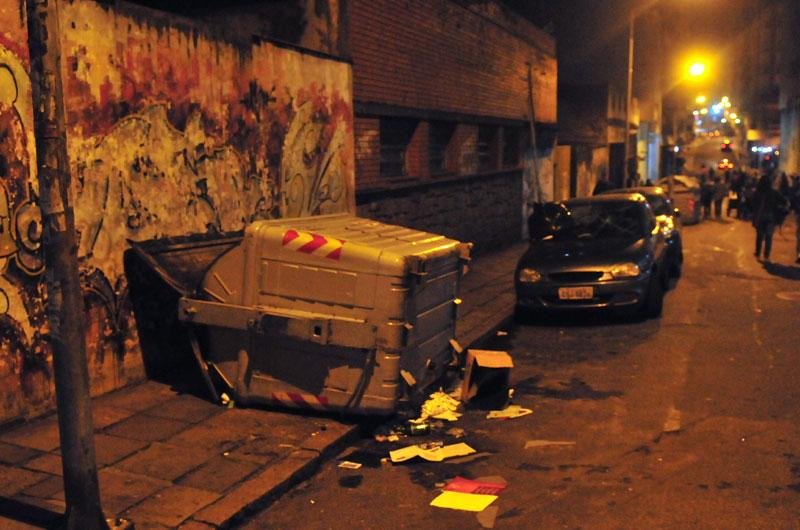 Cont&ecirc;ineres foram derrubados e depredados nas ruas da Cidade Baixa