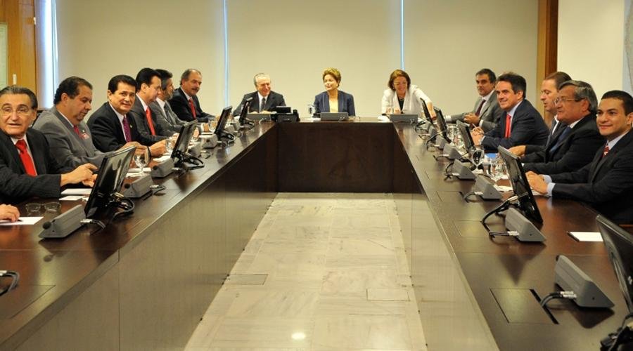 Presidente disse em reuni&atilde;o que o plebiscito ter&aacute; duas diretrizes e ser&aacute; proposto logo ao Congresso