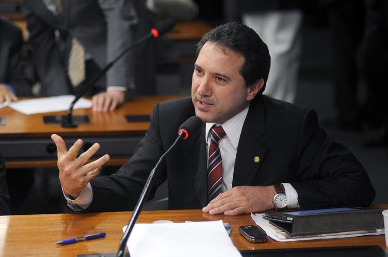 Deputado Natan Donadon se entrega &agrave; PF em Bras&iacute;lia