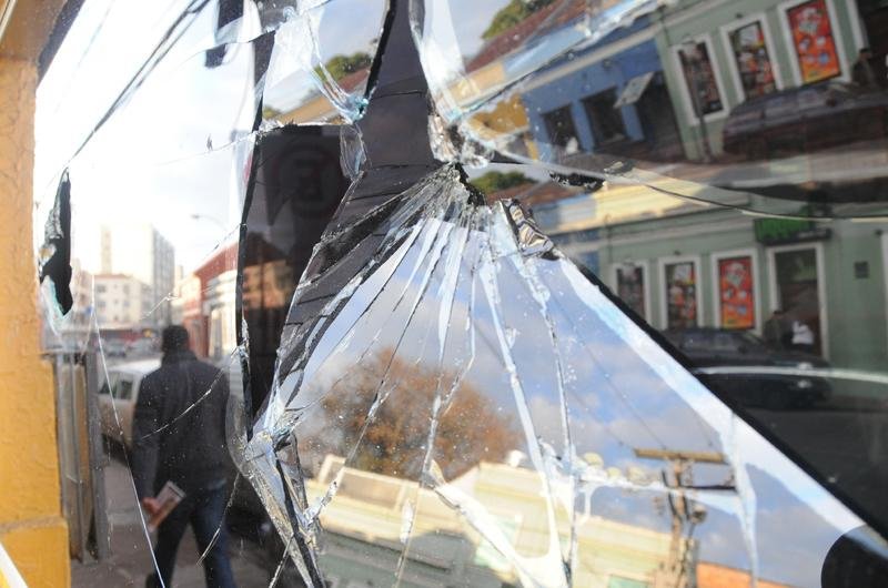 Comerciantes e prefeitura contabilizam estragos ap&oacute;s noite de protestos