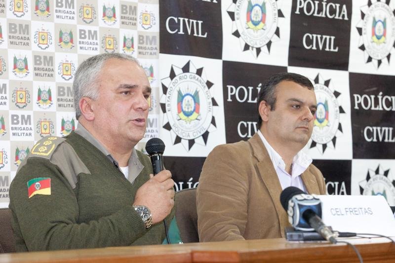 O chefe do Estado Maior, Cel. Alfeu Freitas e o diretor do DPM, Del. Vicente Vargas Nunes durante entrevista coletiva sobre recentes manifesta&ccedil;&otilde;es