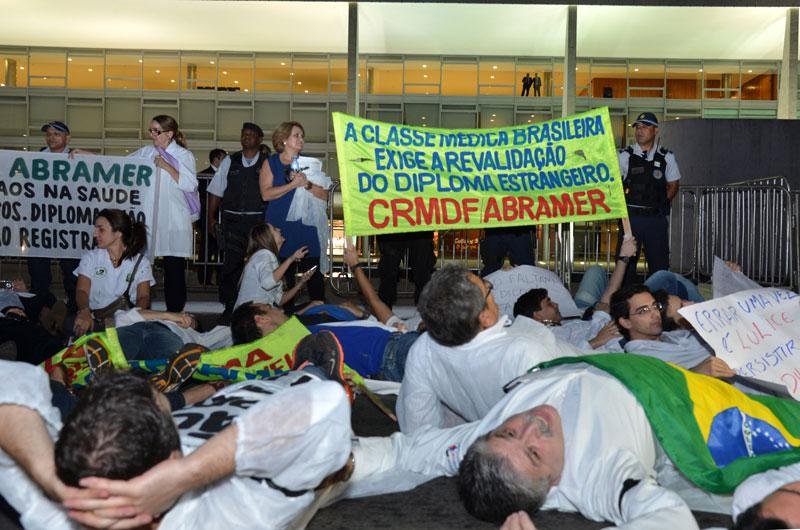 M&eacute;dicos residentes protestam em frente ao Planalto