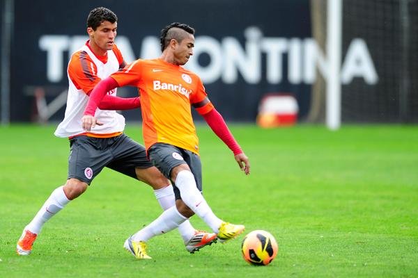 Polivalente, Jorge Henrique recebe elogios de Dunga 
