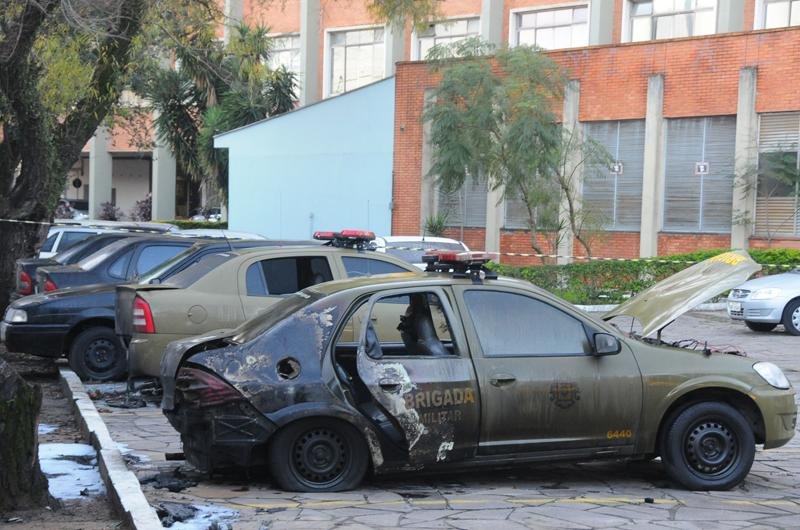 Duas viaturas da Brigada Militar foram incendiadas
