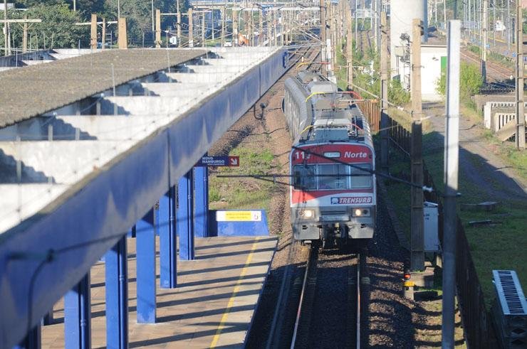 Trens reduziram a velocidade e atrasaram viagens em dire&ccedil;&atilde;o a regi&atilde;o Metropolitana