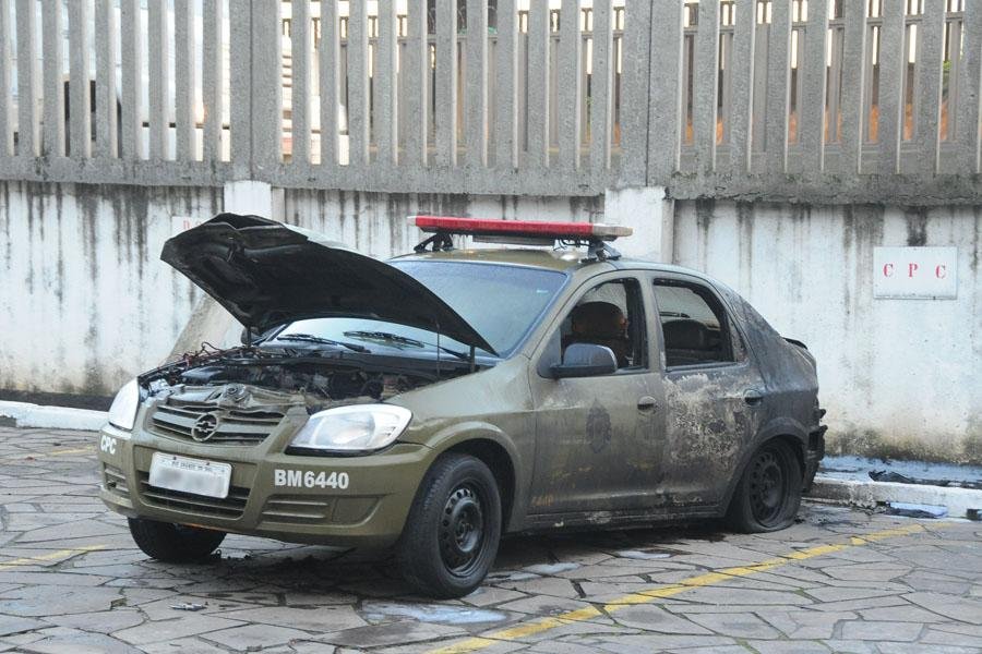 Duas viaturas foram incendidas com coquetel molotov durante a madrugada