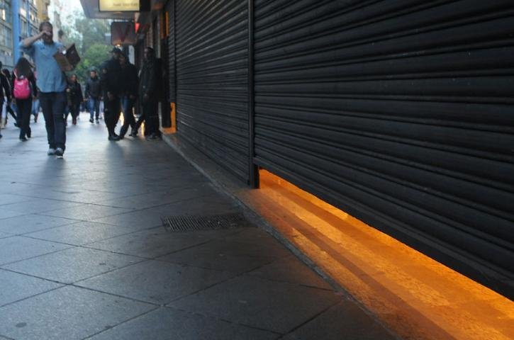 Al&eacute;m de preju&iacute;zos com depreda&ccedil;&otilde;es, lojistas sofreram com redu&ccedil;&atilde;o nas vendas e aumento de gastos com seguran&ccedil;a