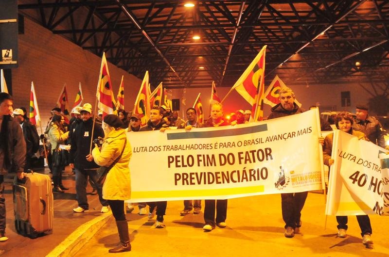 Manifestantes exigem que governo federal destine 10% do PIB para Sa&uacute;de 