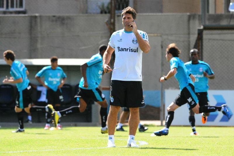 Voo de Renato atrasa e t&eacute;cnico chegar&aacute; a Porto Alegre &agrave; tarde 