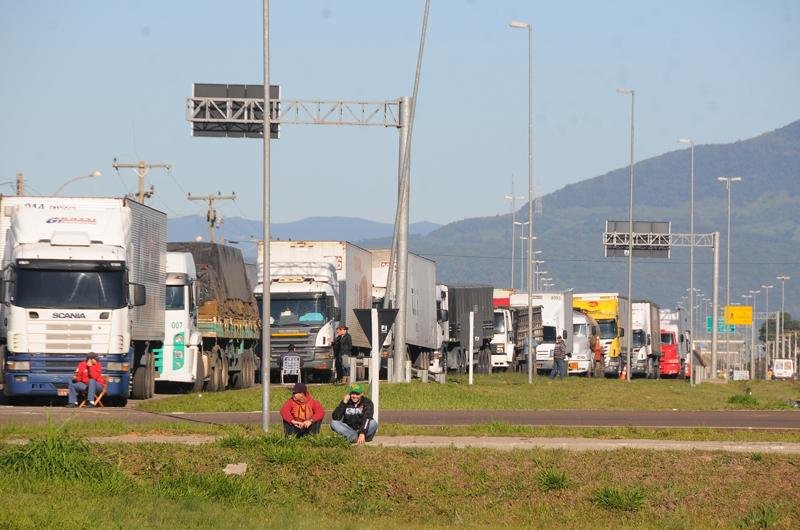 Alguns caminh&otilde;es que tentaram seguir viagem, foram apedrejados