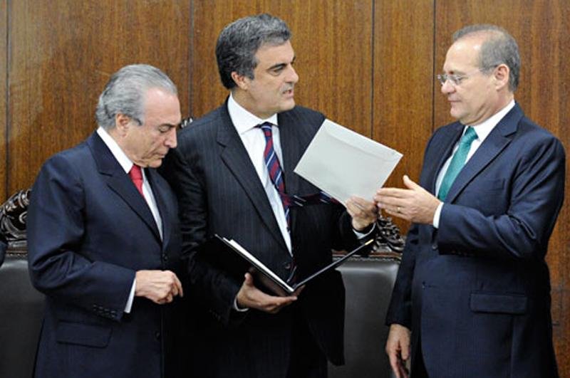Documento foi entregue ao presidente do Congresso, senador Renan Calheiros 