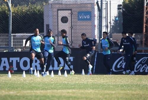 Gr&ecirc;mio realiza treinos f&iacute;sicos &agrave; espera de Renato 