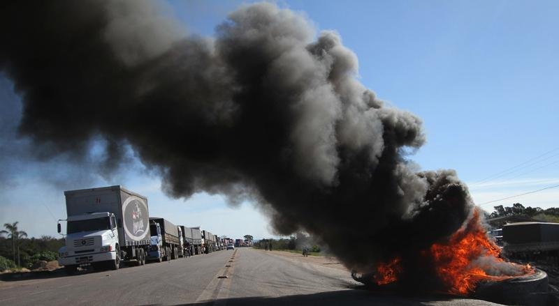 Em Pelotas, queima de pneus interrompeu BR 392