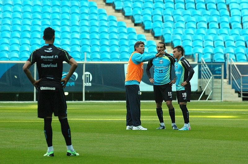 Renato reuniu o grupo de jogadores no centro do gramado, antes do treinamento