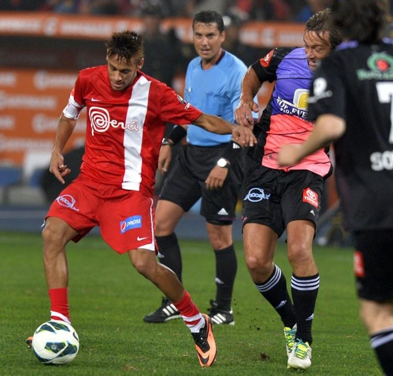 Messi vence Neymar em jogo beneficente no Peru 