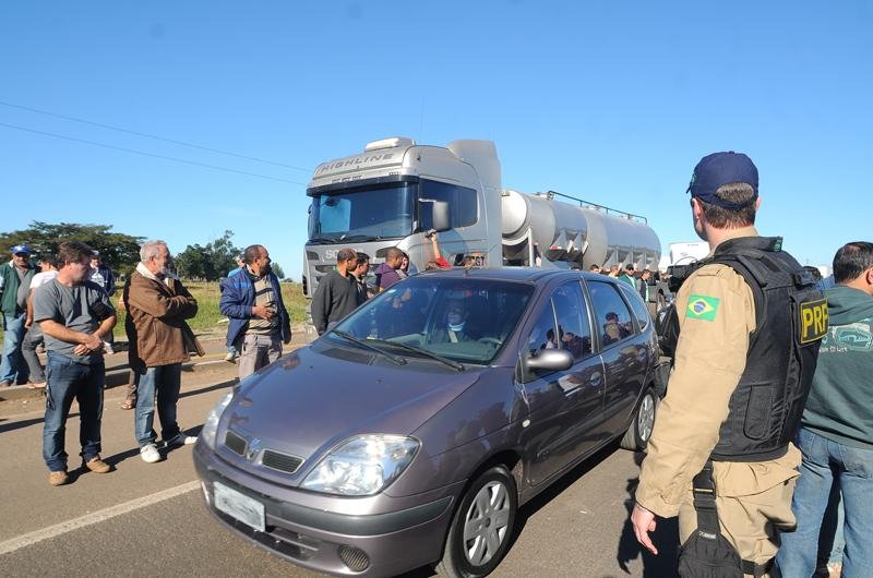 Com os bloqueios, congestionamento na BR 101 atingiu os oito quil&ocirc;metros de extens&atilde;o