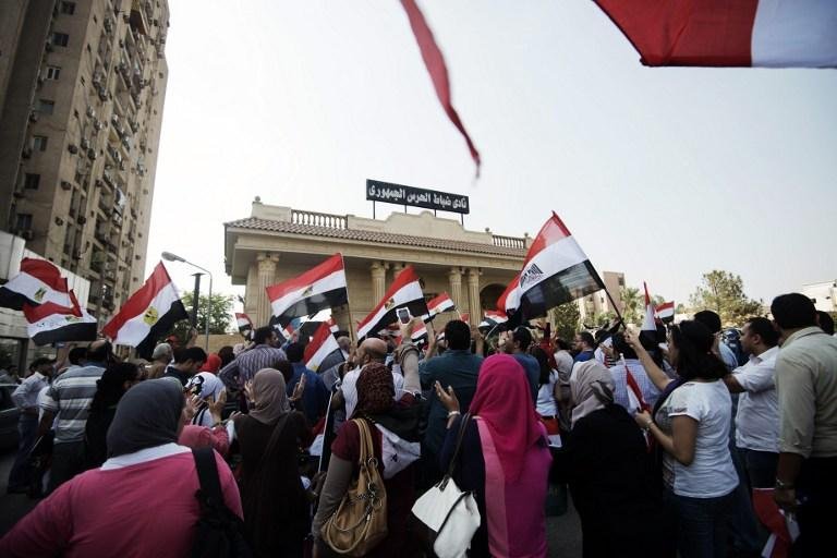 Manifestantes ocupam pra&ccedil;a Tahir, no Cairo