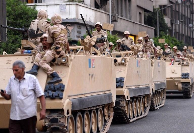 Ex&eacute;rcito suspende a Constitui&ccedil;&atilde;o e dep&otilde;e presidente do Egito