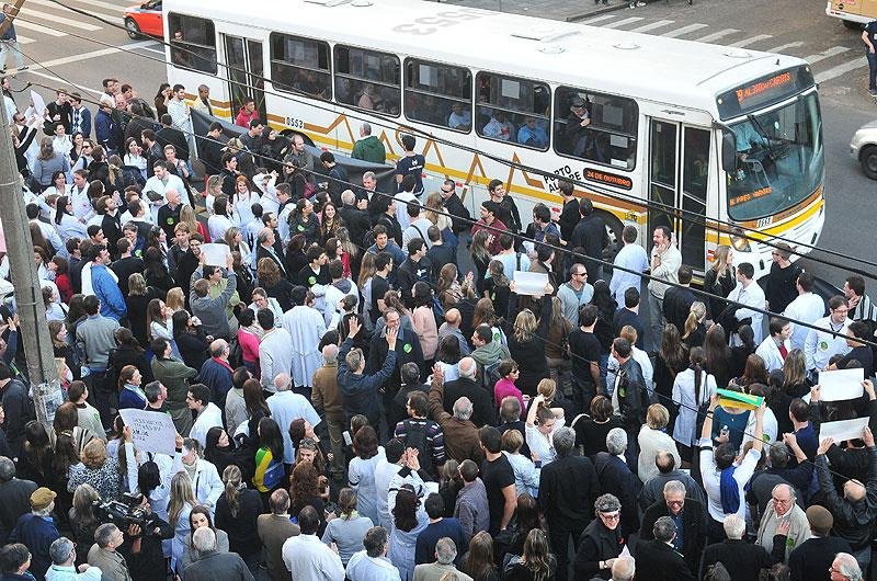 Caminhada gerou lentid&atilde;o no tr&acirc;nsito no Centro
