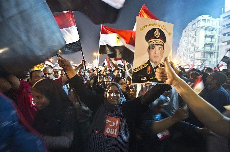 Popula&ccedil;&atilde;o comemora chegada de militares ao poder em ruas do Cairo