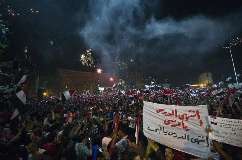 Popula&ccedil;&atilde;o saiu para as ruas ap&oacute;s an&uacute;ncio da queda de Mouhamed Mursi