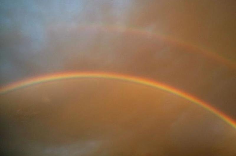 Duplo arco-&iacute;ris &eacute; causado por chuva e sol intercalados