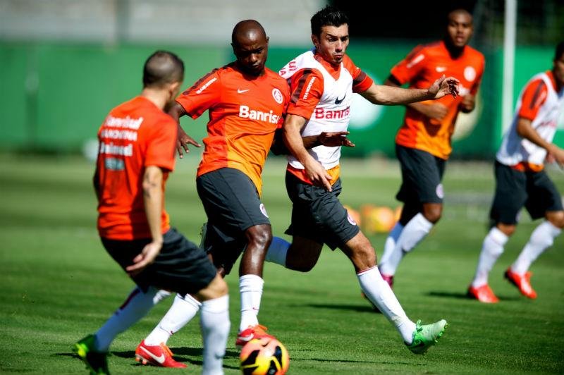 Dunga escala Kleber no meio-campo em treino do Inter 