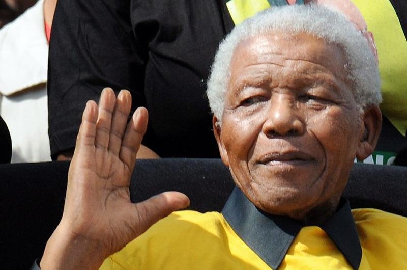 Fam&iacute;lia analisa hip&oacute;tese de desligar aparelhos que mant&ecirc;m ex-presidente da &Aacute;frica do Sul com vida 