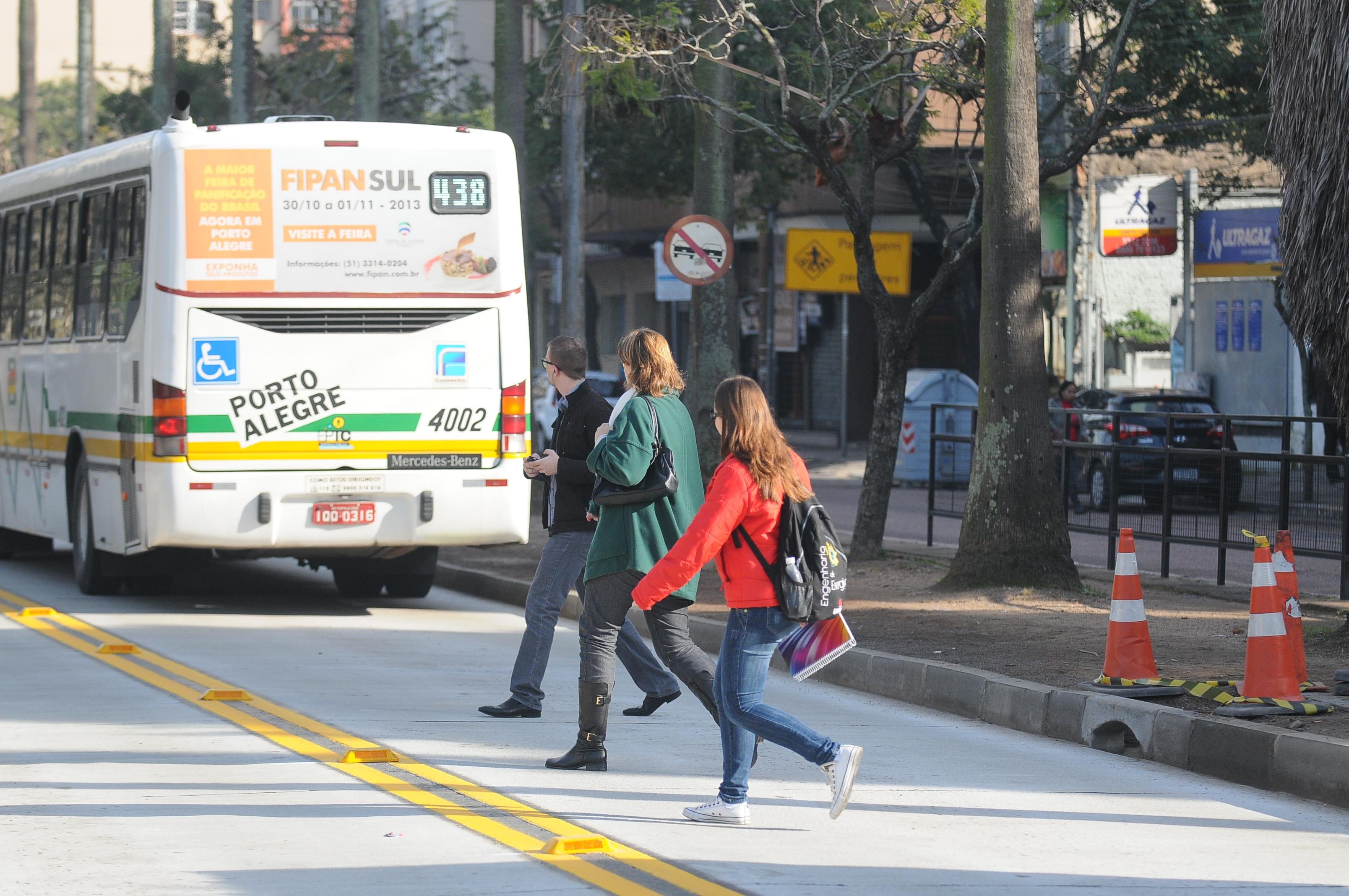 Pedestres passam no meio da via ao descer do &ocirc;nibus nos corredores