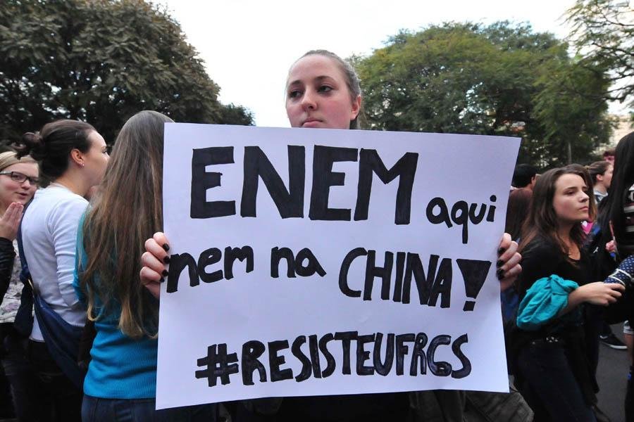Os estudantes deixaram a zona central de Porto Alegre em dire&ccedil;&atilde;o a Cruzeiro