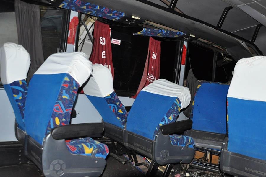 Carreta se chocou frontalmente com o &ocirc;nibus