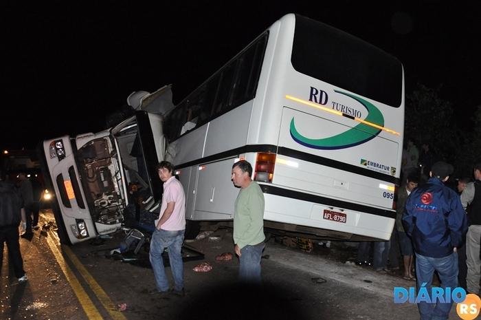 Colis&atilde;o entre carreta e &ocirc;nibus ocorreu na ERS 404