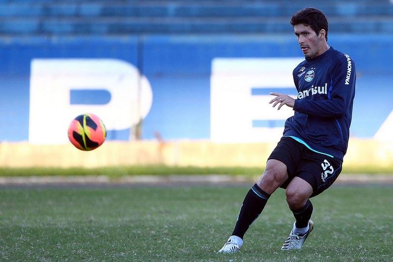 Riveros tem poucas chances de atuar no final de semana 