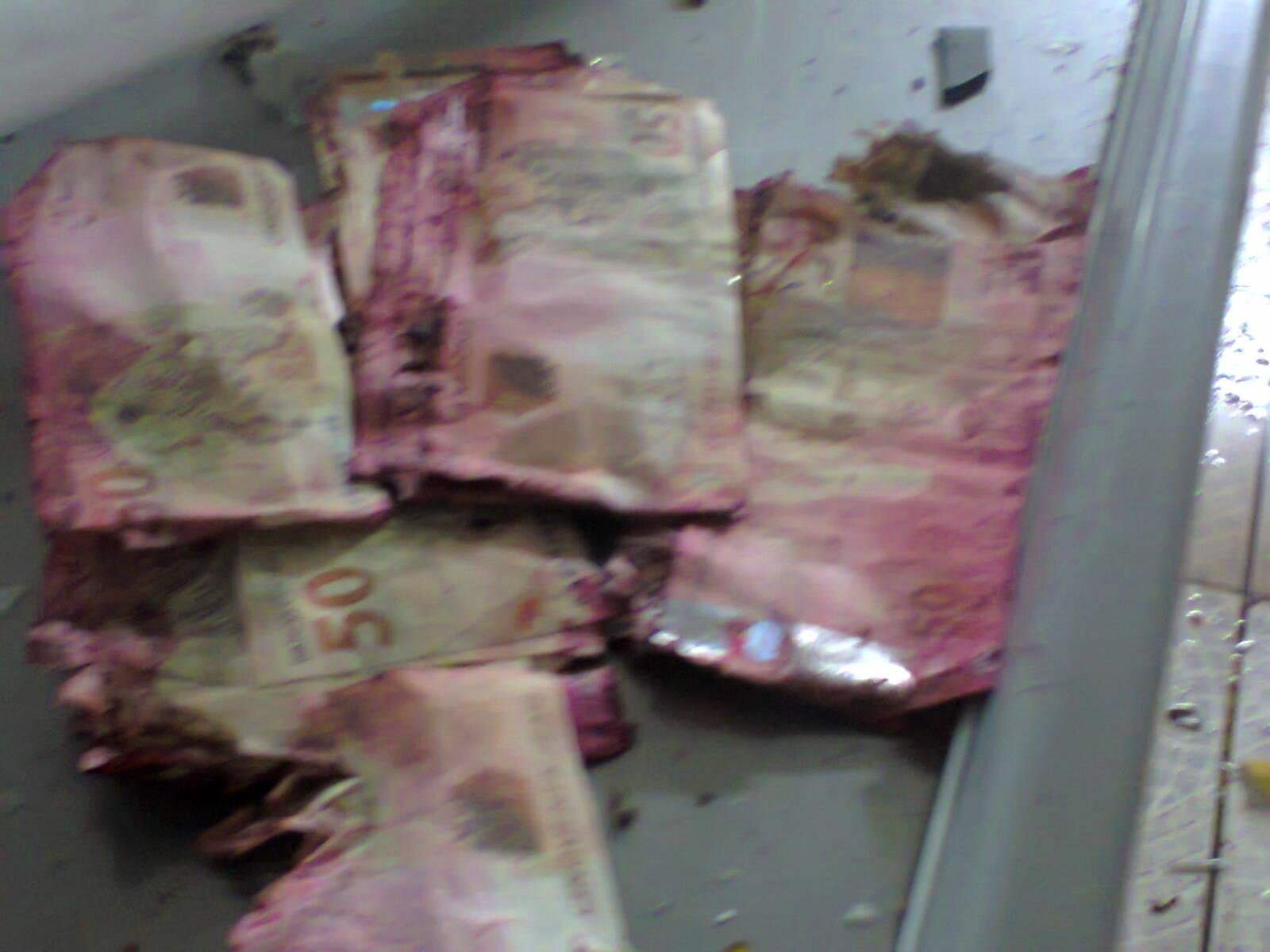 Com explos&atilde;o, tinta vermelha manchou as notas
